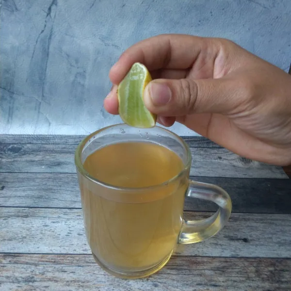 Sisihkan daun bidara, tuang teh bidara ke dalam gelas. Tambahkan air perasan jeruk nipis. Sajikan selagi hangat.