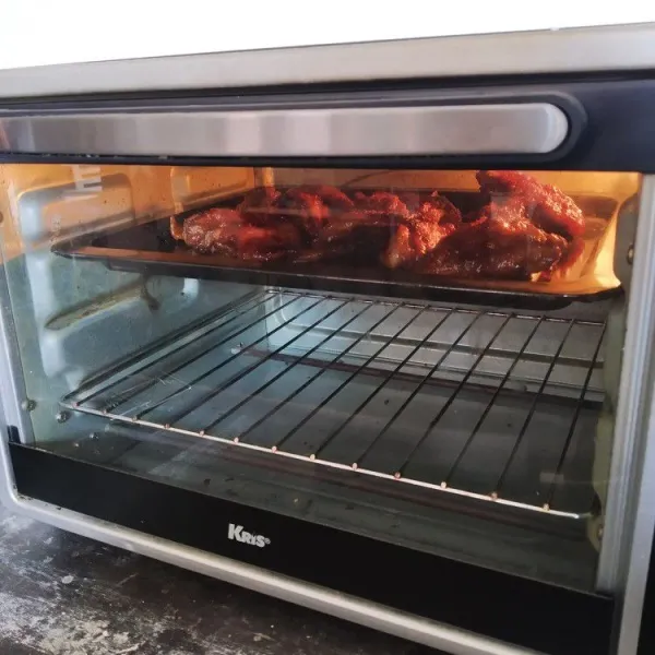 Panaskan oven, panggang sayap ayam selama 20 menit suhu 180°C atau hingga kecoklatan.