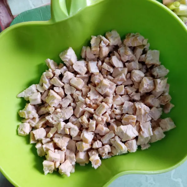 Siapkan tempe, potong dadu kecil-kecil.