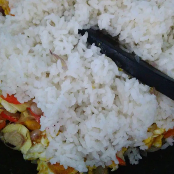 Masukkan nasi, aduk rata.