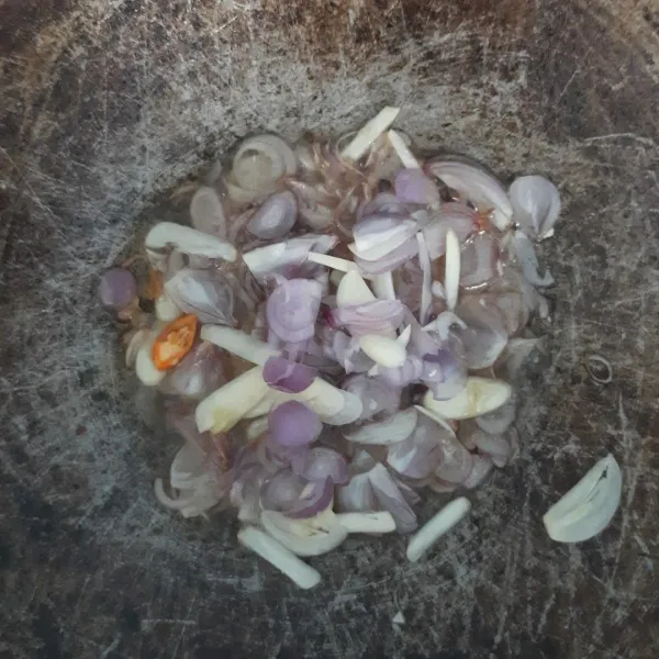 Tumis bawang merah dan bawang putih hingga harum.
