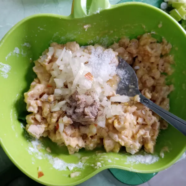 Tambahkan bawang bombai, garam, dan merica bubuk, aduk rata.