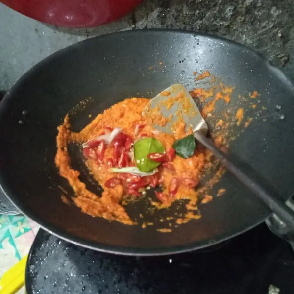 Masukkan lengkuas, sereh, daun jeruk dan irisan cabai. Aduk hingga layu.