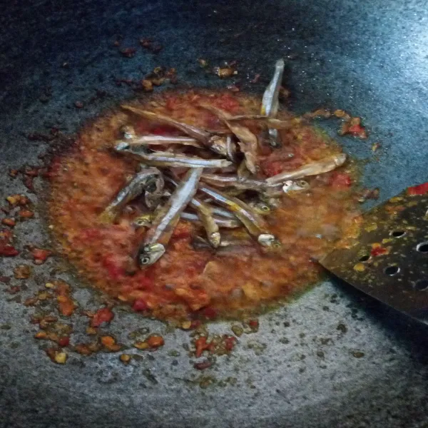 Masukkan teri yang sudah digoreng. Aduk rata.