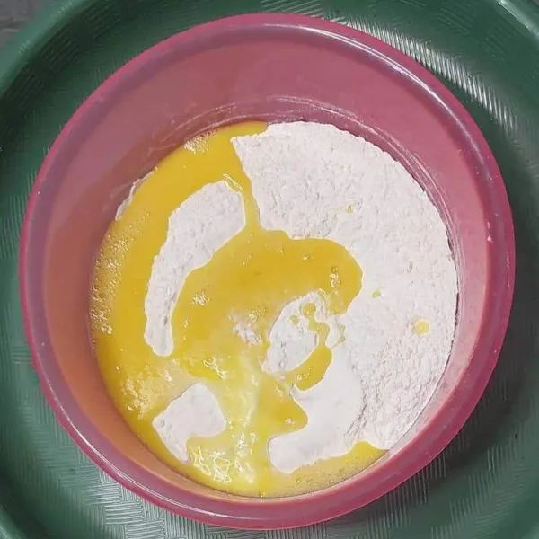 Masukkan kocokan telur.