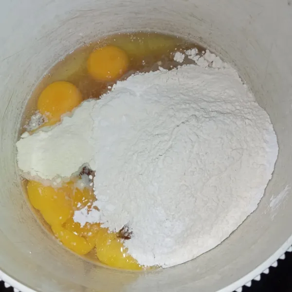 Campur telur, terigu, maizena, gula pasir, SP dan susu bubuk.
