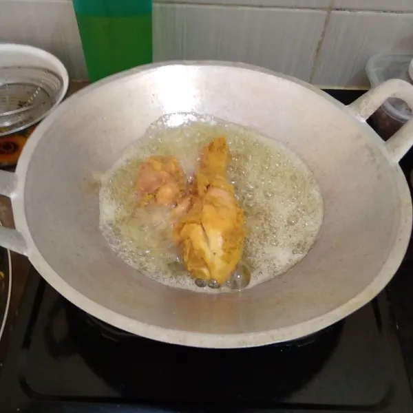 Setelah airnya menyusut. Panaskan minyak di wajan yang lain. Goreng ayam laos hingga berwarna kuning keemasan. Ayam goreng laos siap untuk disajikan.