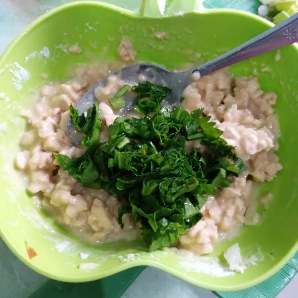 Masukkan irisan daun seledri, aduk rata.