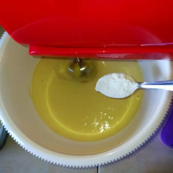 Campurkan campuran tepung ke dalam kocokan telur-gula pasir. Aduk hingga rata dengan mixer speed rendah.