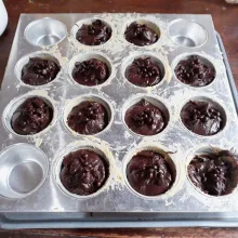 Olesi cetakan muffin dengan carlo. Tuang adonan setinggi 3/4 cetakan, taburi dengan chocochips.