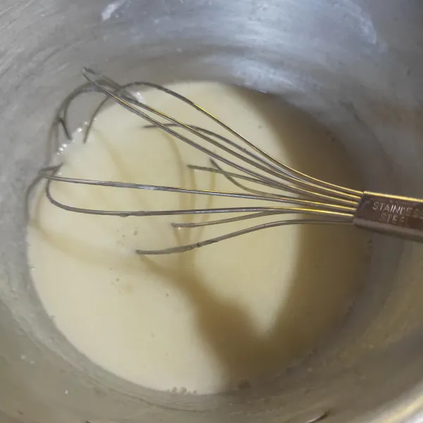 Campur semua bahan vla kecuali margarin, aduk rata, nyalakan kompor. Masak sampai mendidih dan mengental terakhir tambahkan margarin.