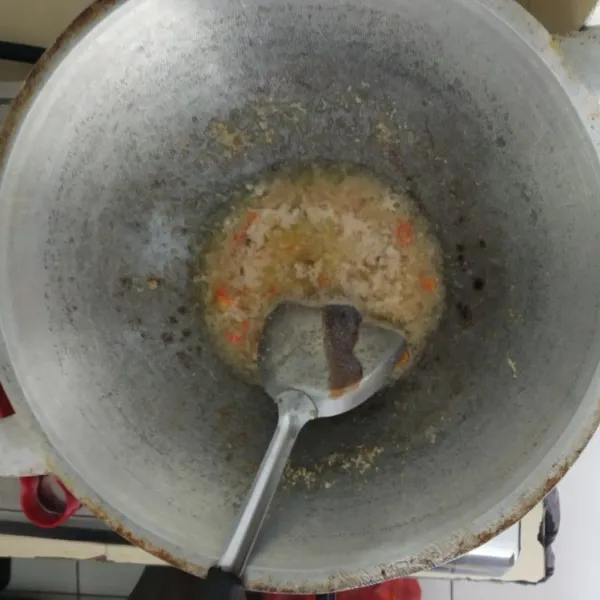 Beri garam, gula, saus tiram, kecap asin dan merica.