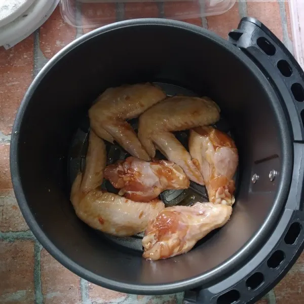 Panggang sayap ayam dengan air fryer suhu 200°C selama 25 menit. Dapat juga menggunakan oven atau hanya dimasak diatas wajan dengan sedikit minyak.
