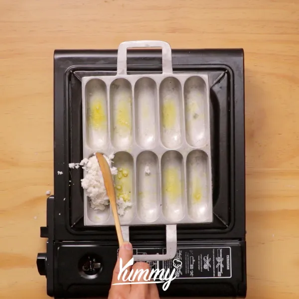 Tuangkan adonan rangin ke dalam cetakan lalu tutup dan masak hingga matang. Setelah itu angkat dan sisihkan.