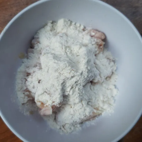 Masukkan 2 sendok makan terigu yang sudah diberi royco, garam, dan lada.