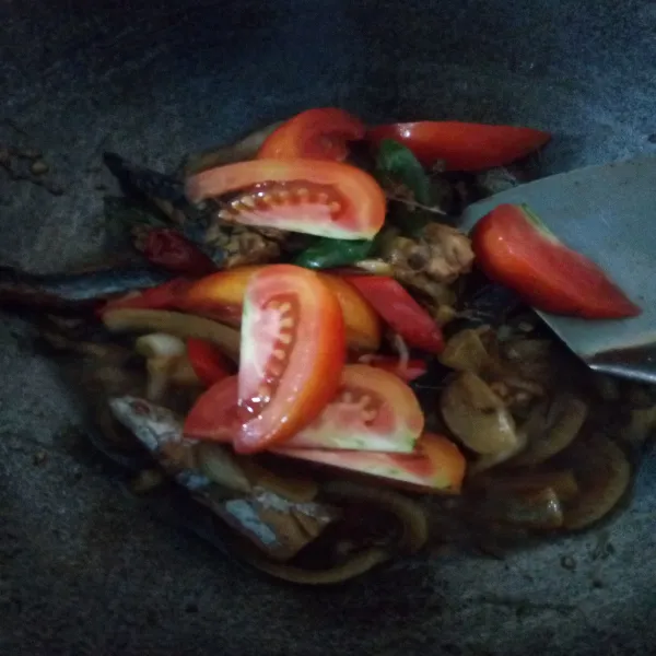 Terakhir tambahkan potongan tomat. Masak sebentar.