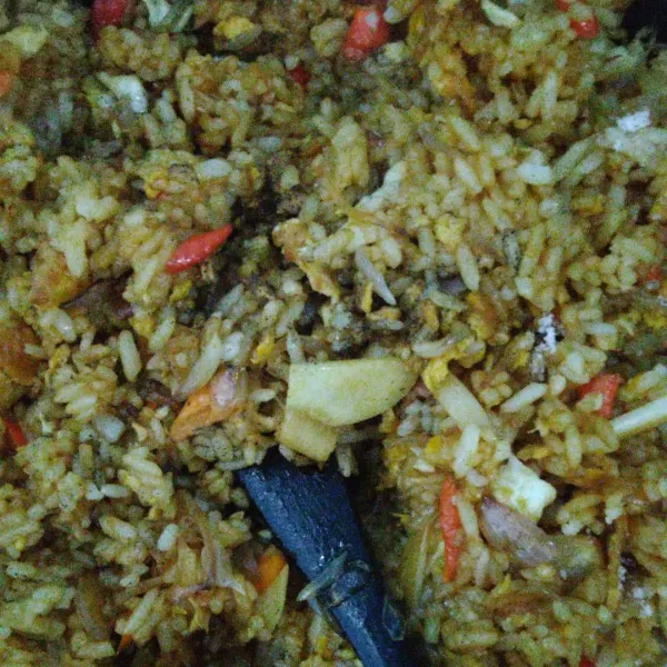 Tuang kecap, aduk rata. Beri garam, lada, dan royko. Icip rasa, jika sudah pas matikan api. Siap dinikmati.