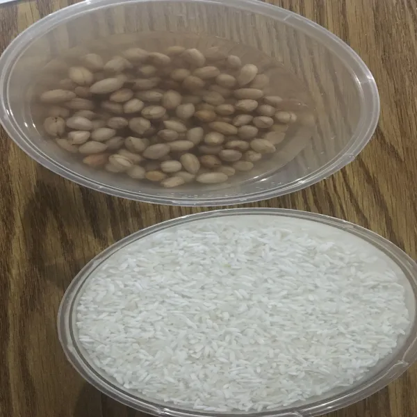 Rendam kacang tanah dengan air mendidih dan rendam beras dengan air suhu ruang selama 20 menit.