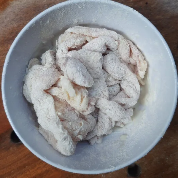 Masukkan kulit ke larutan tepung.