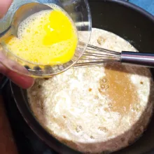Masukkan semua bahan lainnya lalu telur dan air gula sedikit demi sedikit sambil diaduk, baru nyalakan api.