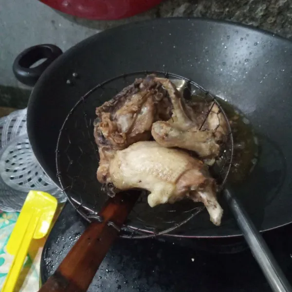 Goreng ayam sebentar saja, tiriskan.