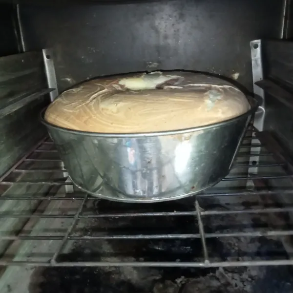 Masukkan ke dalam oven yang sudah dipanaskan terlebih dahulu, panggang hingga cake matang.