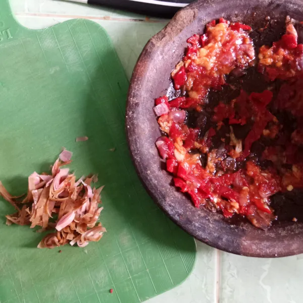 Siapkan irisan kecombrang dan bumbu halus.