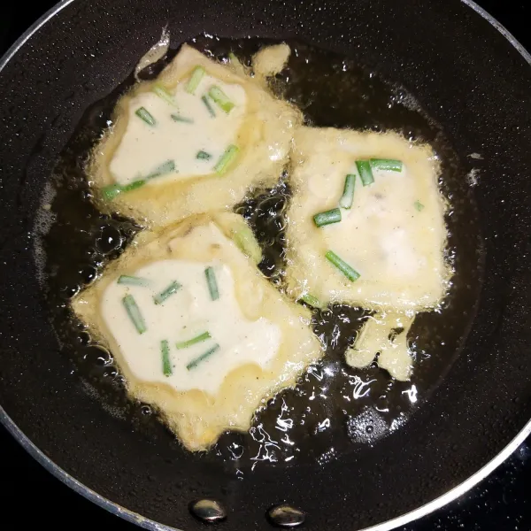 Kemudian goreng tempe hingga matang.