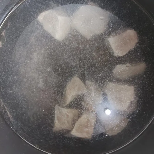 Rebus daging hingga keluar kotorannya, lalu ganti air dan rebus lagi.