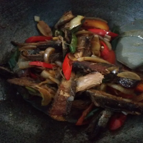 Aduk rata, matikan api. Tongkol masak kecap siap disajikan.