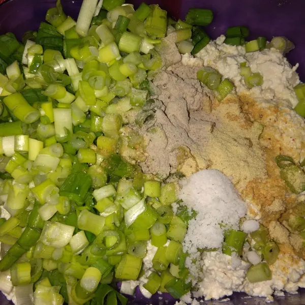 Campurkan tahu, daun bawang, garam, kaldu bubuk, merica dan garam, koreksi rasa.