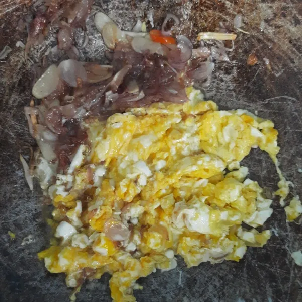 Orak-arik telur.