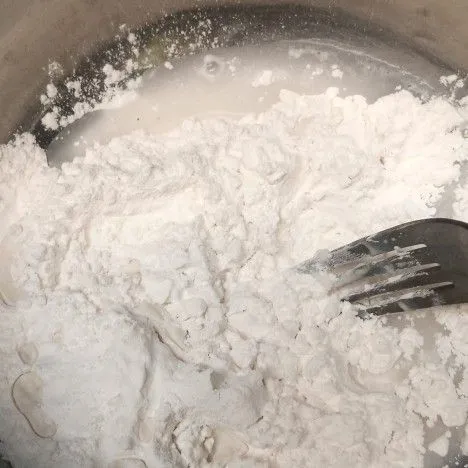 Di wadah terpisah, tuang tepung beras. Masukkan air sedikit2 sambil diaduk. Sampai tekstur tidak bergerindil.