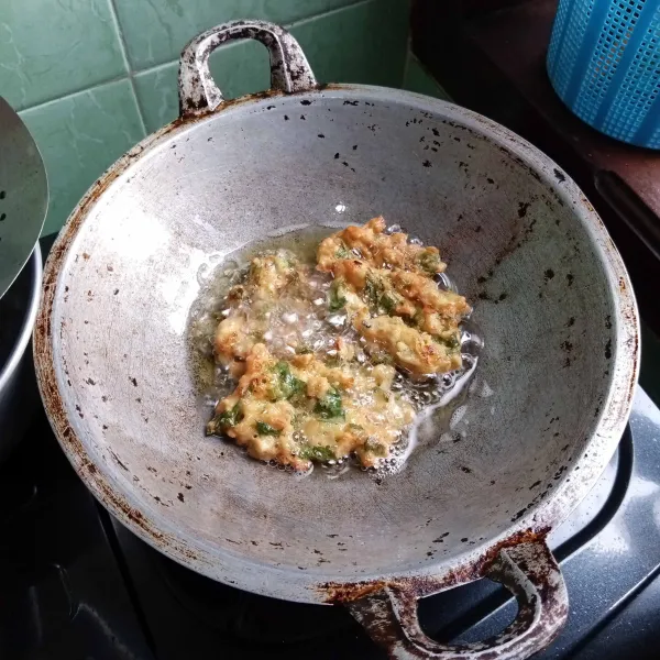 Goreng bakwan tempe sampai kuning keemasan, tiriskan.