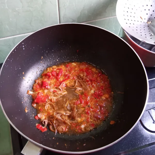 Masukkan kecombrang, tumis sampai harum dan layu, lalu tuang air. Beri gula dan garam.