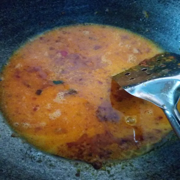 Tambahkan air, bumbui dengan garam dan gula pasir. Masak hingga mendidih.
