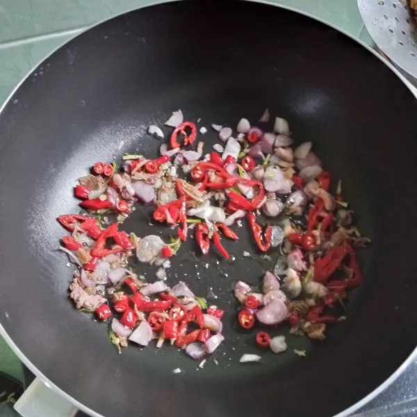 Tumis bumbu iris sampai harum dan layu.