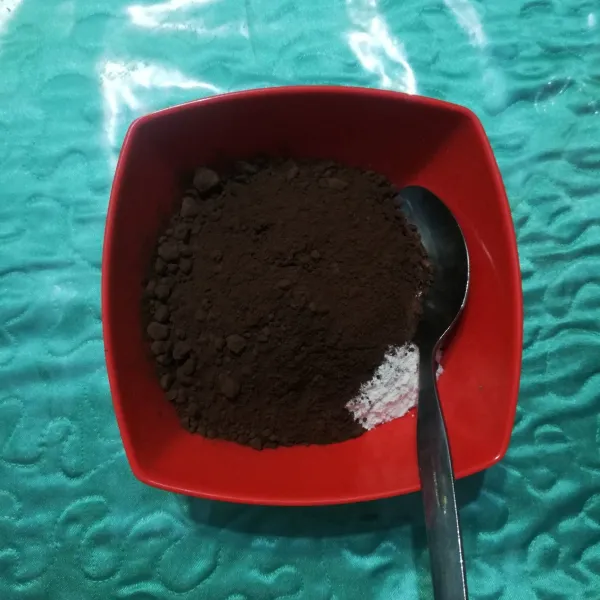 Masukkan tepung terigu dan coklat bubuk.