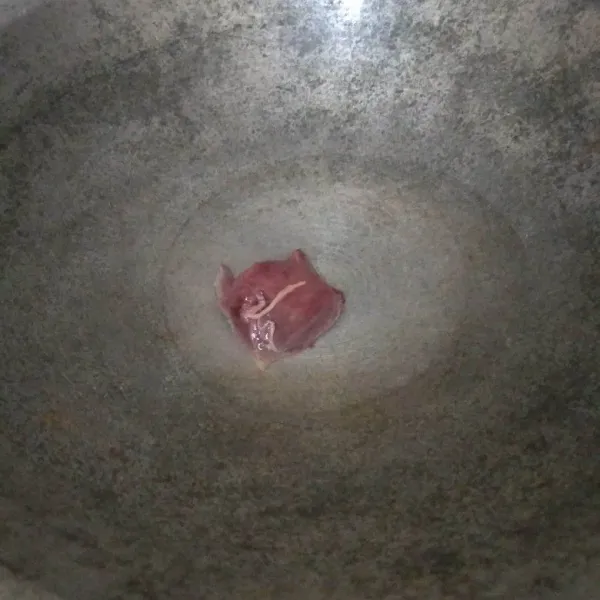 Rebus hati sapi hingga empuk. Tiriskan lalu cincang.