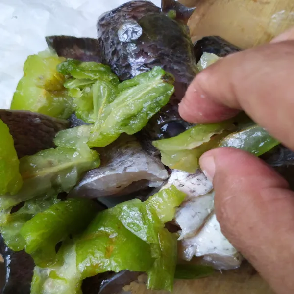 Bersihkan ikan, potong, lalu marinasi ± 15 menit dengan belimbing wuluh dan garam.