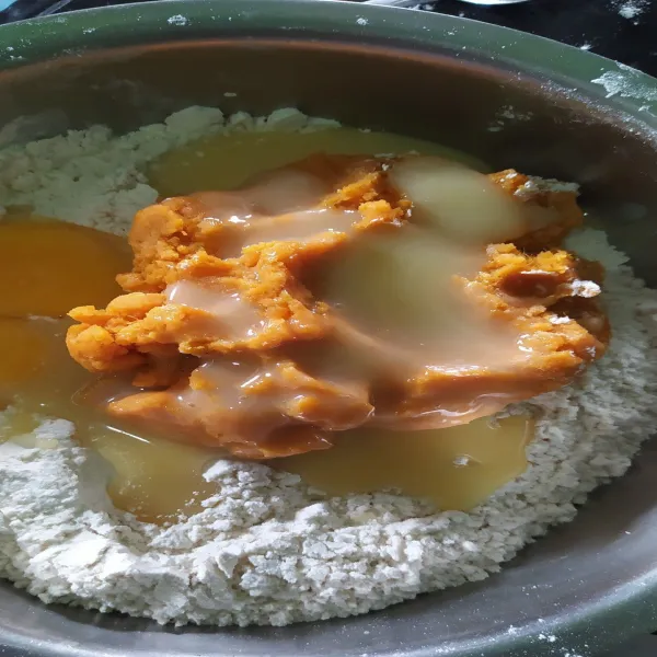 Setelah itu tambahkan ubi yang sudah halus, kental manis putih, telur, dan juga mentega. Aduk hingga tercampur rata.