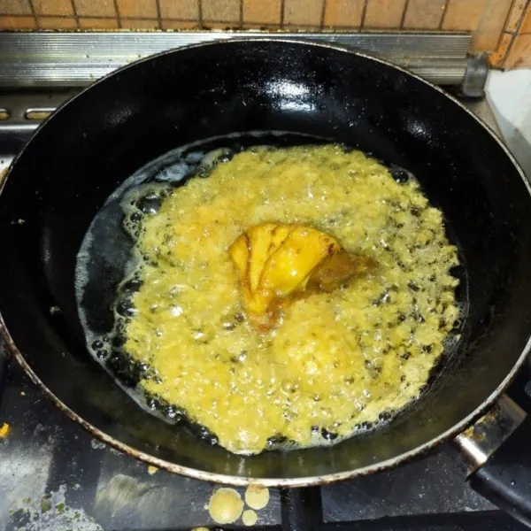 Ambil 1 sendok sayur adonan kremes, tuang berjalan mengelilingi wajan. Saat setengah kering, masukkan ayam dan lipat kremes melingkupi ayam. Saat tidak lagi terlihat gelembung, bisa diangkat. Sisihkan.