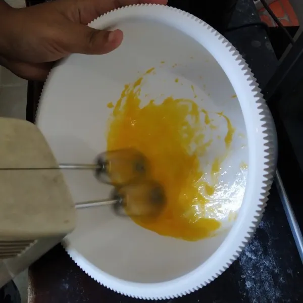 Mixer kuning telur dan emulsifier (SP) hingga mengembang.