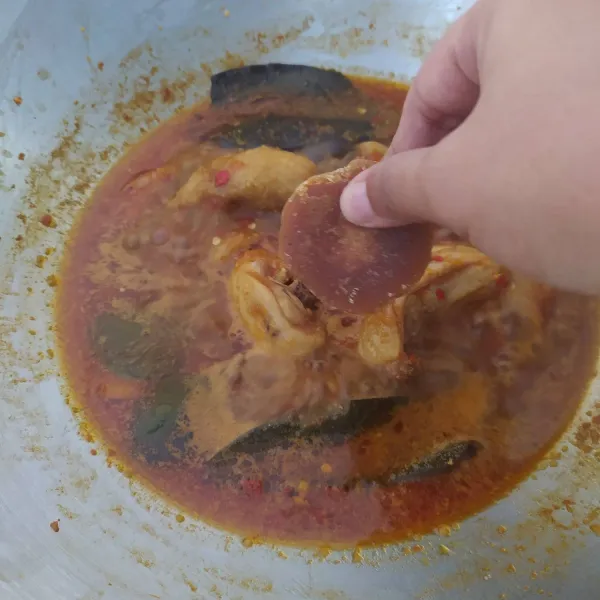 Bumbui dengan garam, gula merah dan merica bubuk. Koreksi rasa, bila kurang manis bisa tambahkan gula pasir.