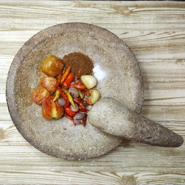 Goreng bawang putih, bawang merah, cabe dan tomat hingga layu. Pindahkan ke dalam cobek, tambahkan gula, garam dan penyedap rasa. Haluskan. Tambahkan perasan jeruk sambel sesuai selera. Sajikan ayam kremes dengan sambal dan lalapan.