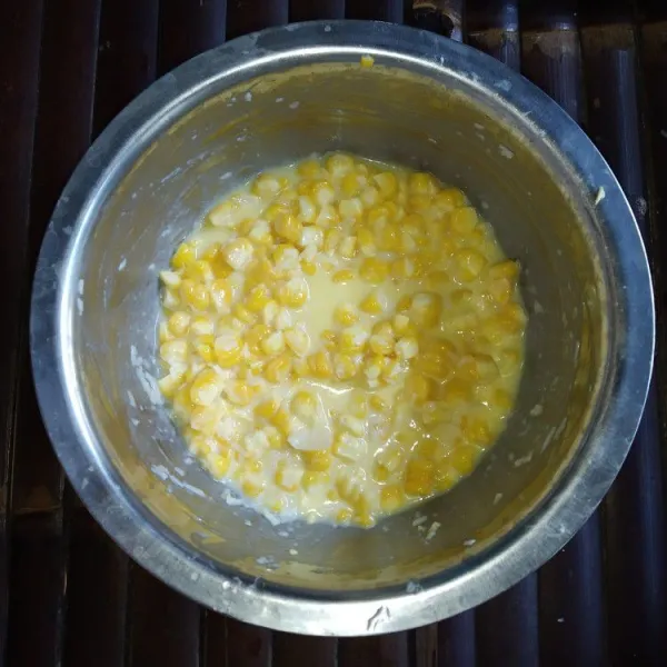 Aduk rata semua bahan, usahakan jagung masih dalam keadaan panas sehingga margarin mudah meleleh, koreksi rasa.