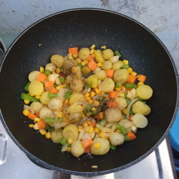 Tambahkan garam, gula, oregano, dan lada hitam. Aduk rata, masak sebentar kemudian koreksi rasa. Jika rasa sudah pas, angkat dan sajikan.