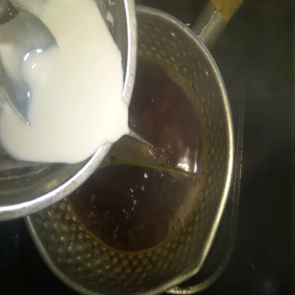 Larutkan tepung tapioka dan tepung maizena dalam 100 ml air. Setelah itu masukkan ke dalam rebusan air gula. Aduk cepat sampai cukup kental. matikan api.