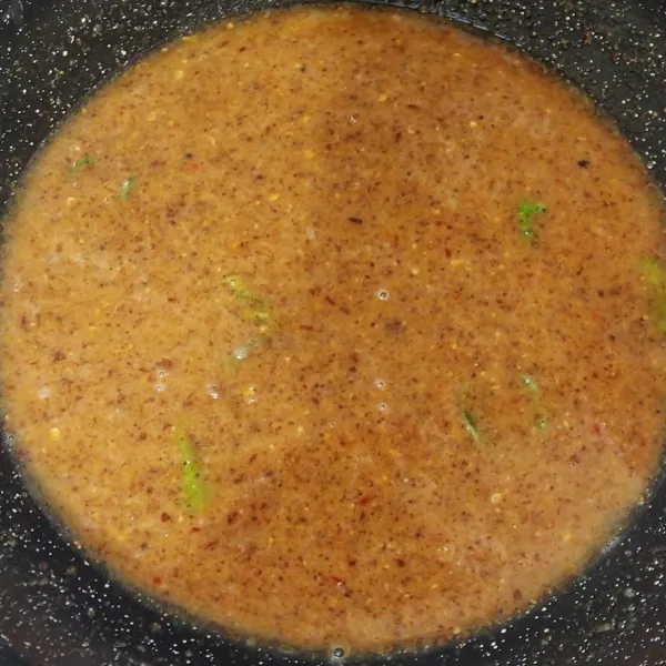 Tambahkan air dan masukkan kentang yang sudah dihaluskan ke dalam bumbu, aduk rata.