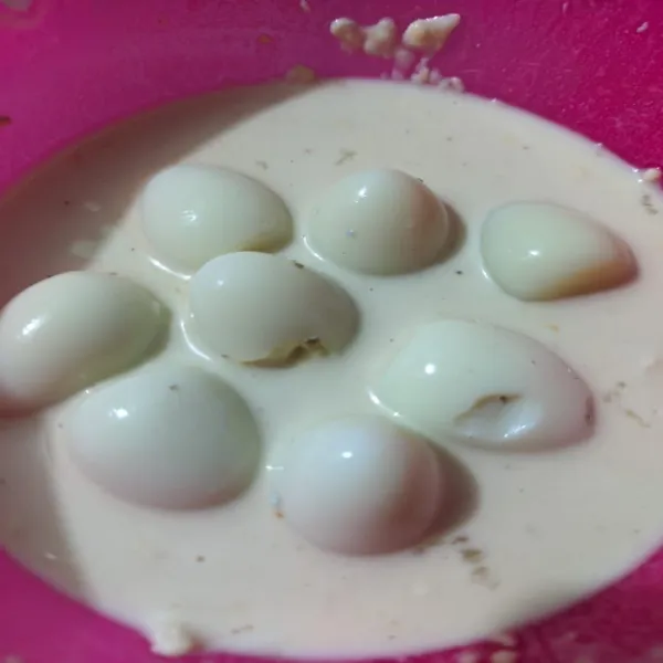 Masukkan telur puyuh, aduk merata ke larutan tepung terigu.